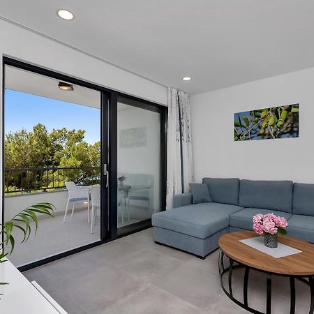 Central Beach Apartments Тучепи Экстерьер фото