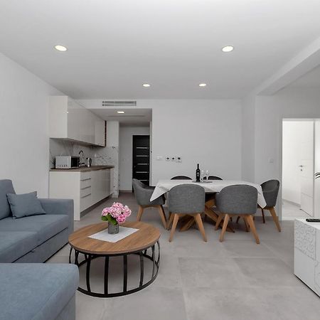 Central Beach Apartments Тучепи Экстерьер фото