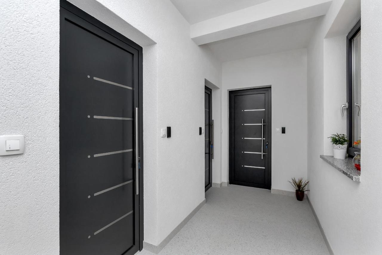 Central Beach Apartments Тучепи Экстерьер фото