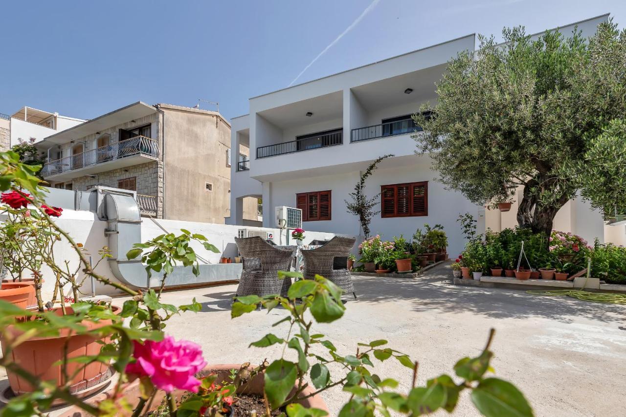 Central Beach Apartments Тучепи Экстерьер фото